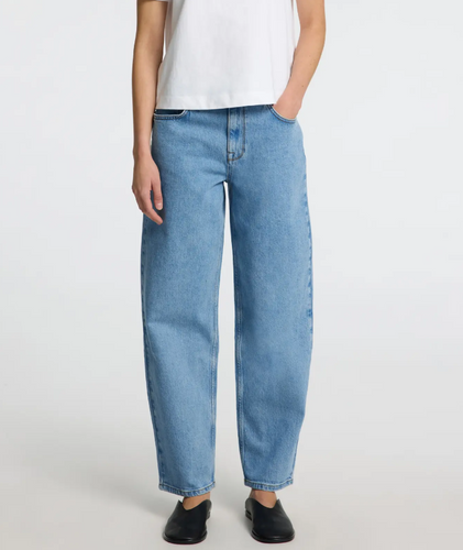 ALICE MW BARREL LIGHT BLUE JEANS - SELECTED FEMME
